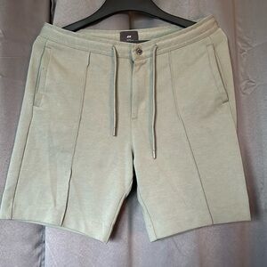 H&M slim fit men’s shorts, M